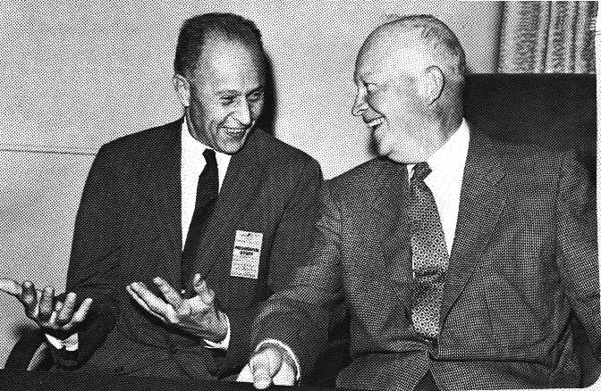 На снимке Г. Б. Кистяковский (слева) и Президент США Д. Эйзенхауер